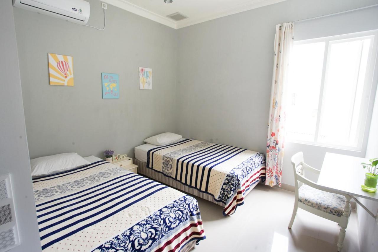 Inni Homestay Malang Zewnętrze zdjęcie