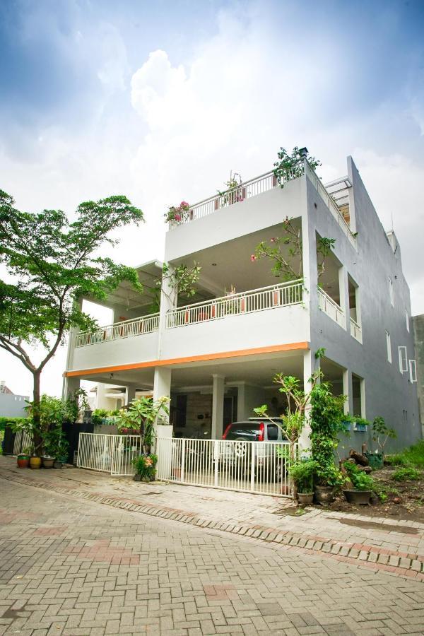 Inni Homestay Malang Zewnętrze zdjęcie