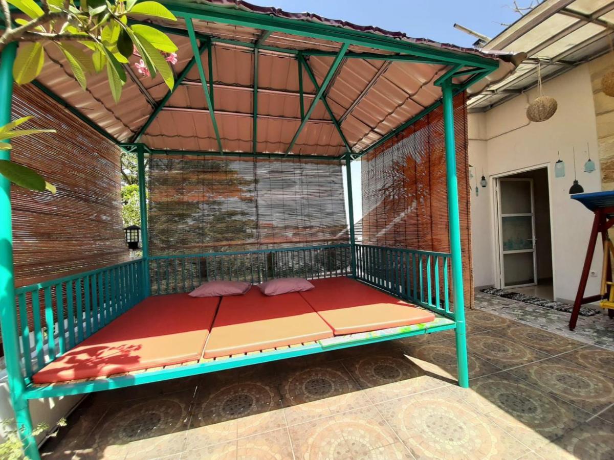 Inni Homestay Malang Zewnętrze zdjęcie
