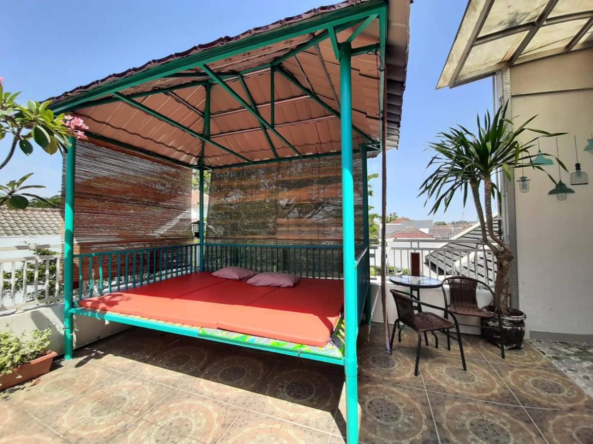 Inni Homestay Malang Zewnętrze zdjęcie