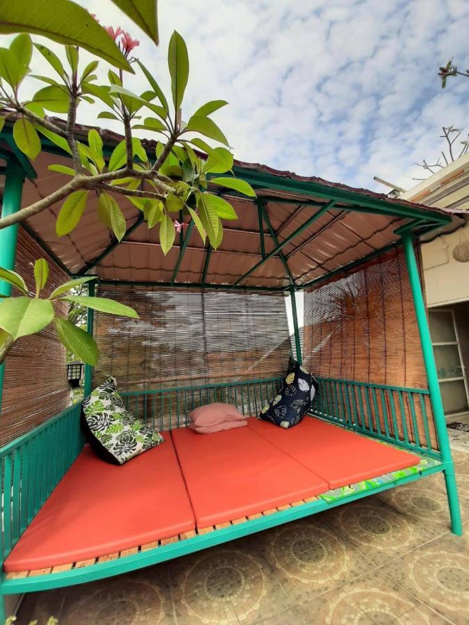 Inni Homestay Malang Zewnętrze zdjęcie